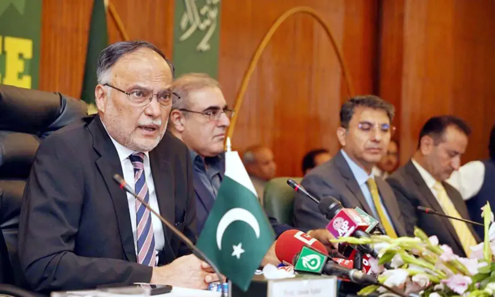 Government officials at economic briefing